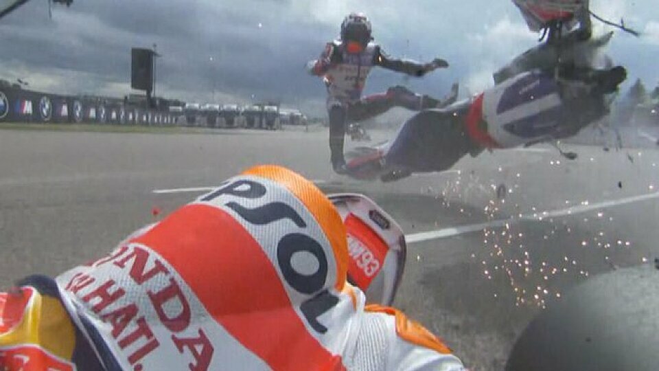 Wie durch ein Wunder kamen beide Fahrer glimpflich davon, Foto: Screenshot/MotoGP