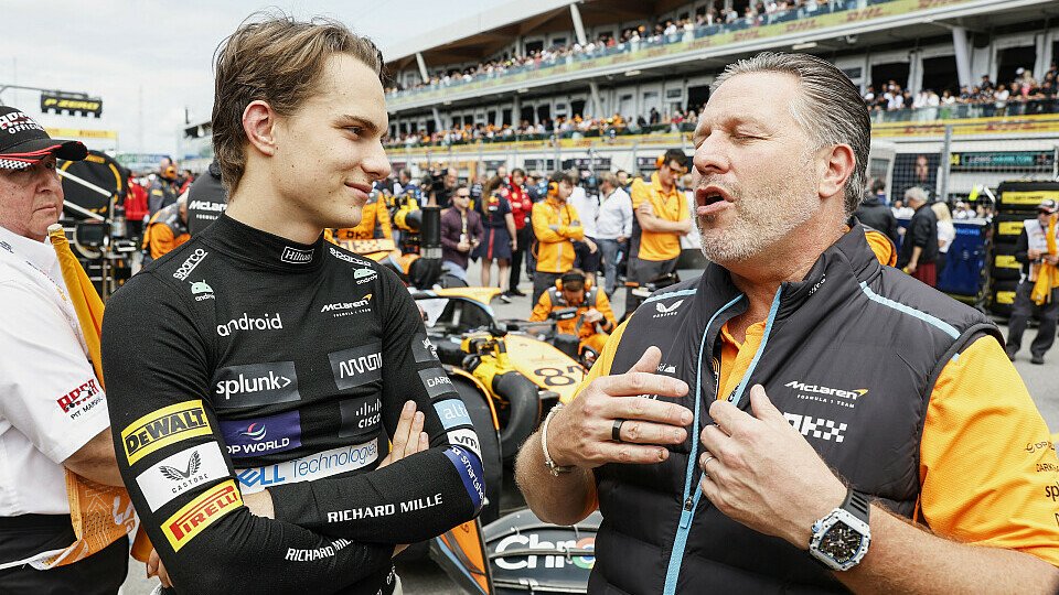 Oscar Piastri mit McLarens Sportchef Zak Brown, Foto: LAT Images