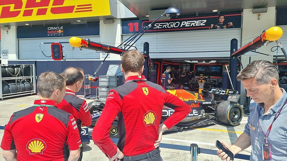 Auch die Ferrari-Mechaniker warfen ein genaues Auge auf die Updates der Konkurrenz, Foto: LAT Images