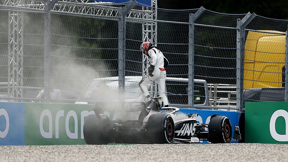 In Runde 14 musste Nico Hülkenberg seinen VF-23 am Rand der Strecke abstellen., Foto: LAT Images