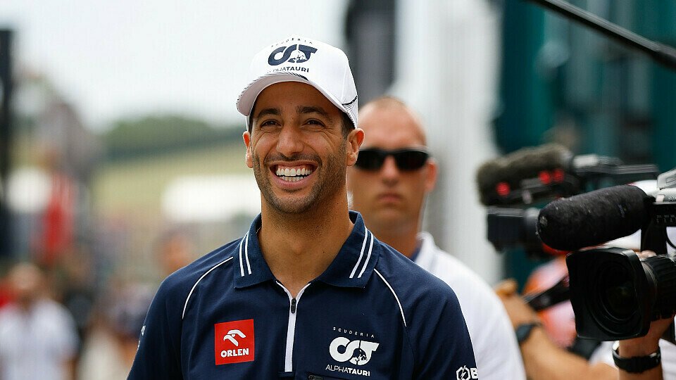 Das bekannte Lächeln von Daniel Ricciardo ist zurück im F1-Fahrerlager, Foto: LAT Images