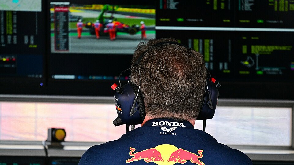Lange blieb der Red Bull von Sergio Perez ncht heil, Foto: LAT Images