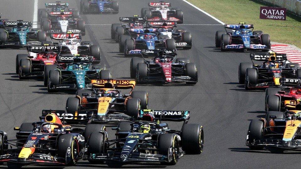 Start zum Formel-1-Rennen in Ungarn 2023. Max Verstappen)Red Bull) überholt Lewis Hamilton (Mercedes).