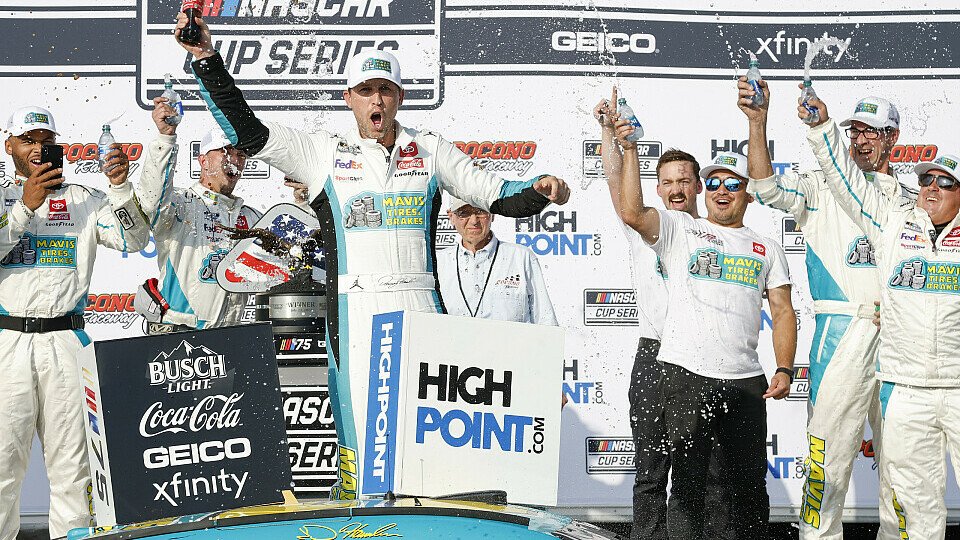 Denny Hamlin feiert in der Victory Lane den 50. Cup-Sieg, Foto: Getty Images / NASCAR