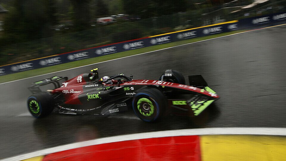 Guanyu Zhou im Regen von Spa-Francorchamps