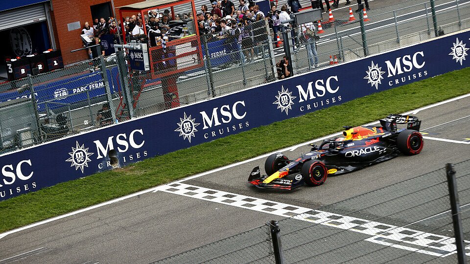 Belgien GP: Sieger Max Verstappen fährt über die Ziellinie
