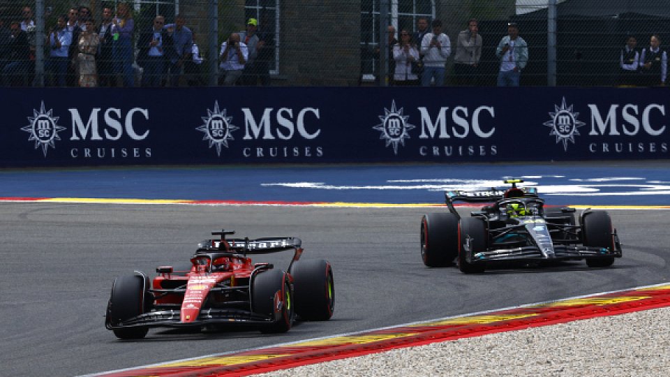 Charles Leclerc und Lewis Hamilton im Rennen in Belgien. 