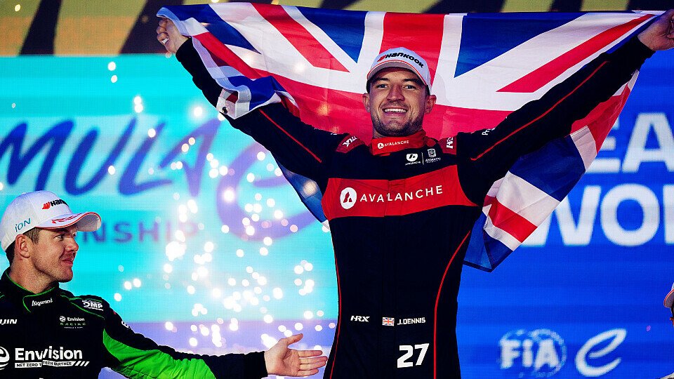 Podium: Der neue Champion Jake Dennis beim Formel E Finale in London