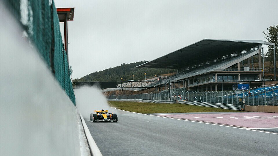 Lando Norris im McLaren auf der Strecke beim Pirelli-Reifentest in Spa.