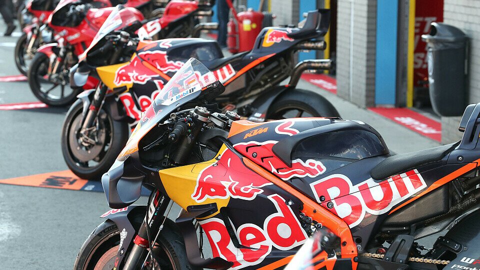 MotoGP-Maschinen von KTM in der Boxengasse von Assen