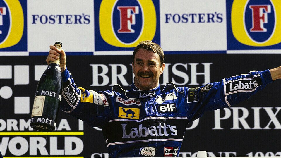 Nigel Mansell feiert den Heimsieg in Silverstone 1992.