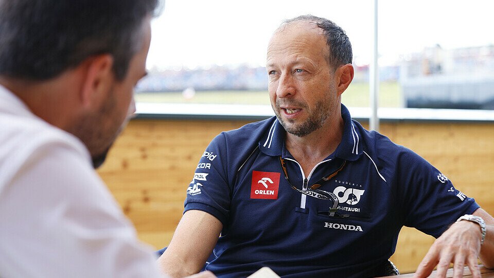 Peter Bayer, CEO des Formel-1-Teams AlphaTauri im Interview mit Motorsport-Magazin-Redakteur Christian Menath
