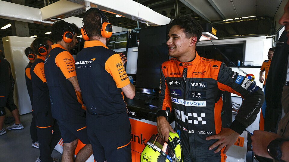 Lando Norris mit seinen Ingenieuren in der McLaren-Garage.