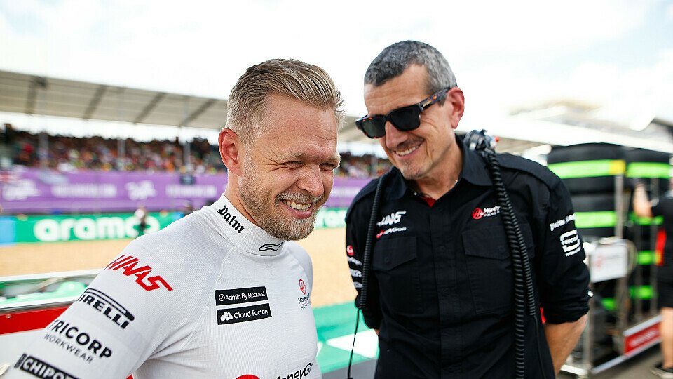 Kevin Magnussen und Günther Steiner auf der Startaufstellung vor dem Großbritannien-GP in Silverstone