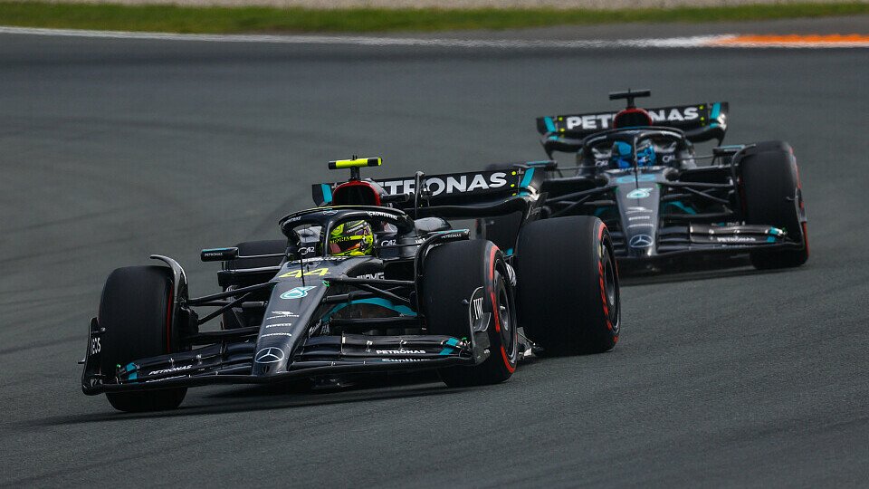 Lewis Hamilton vor Teamkollege George Russell im Mercedes