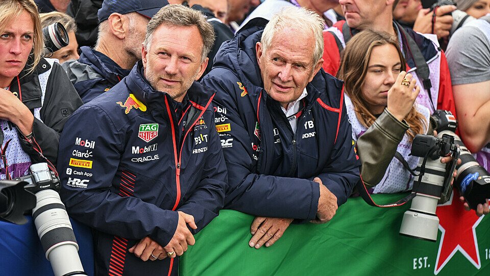 Adrian Newey, Christian Horner und Dr. Helmut Marko warten vor dem Podium auf den Sieger Max Verstappen