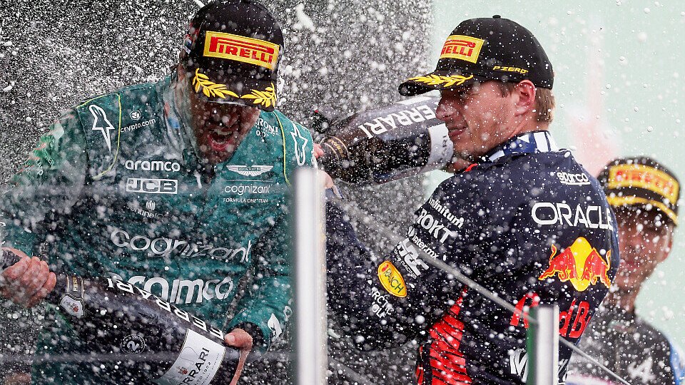 Champagner: Podium mit dem Zweiten Fernando Alonso, Sieger Max Verstappen und dem Dritten Piere Gasly