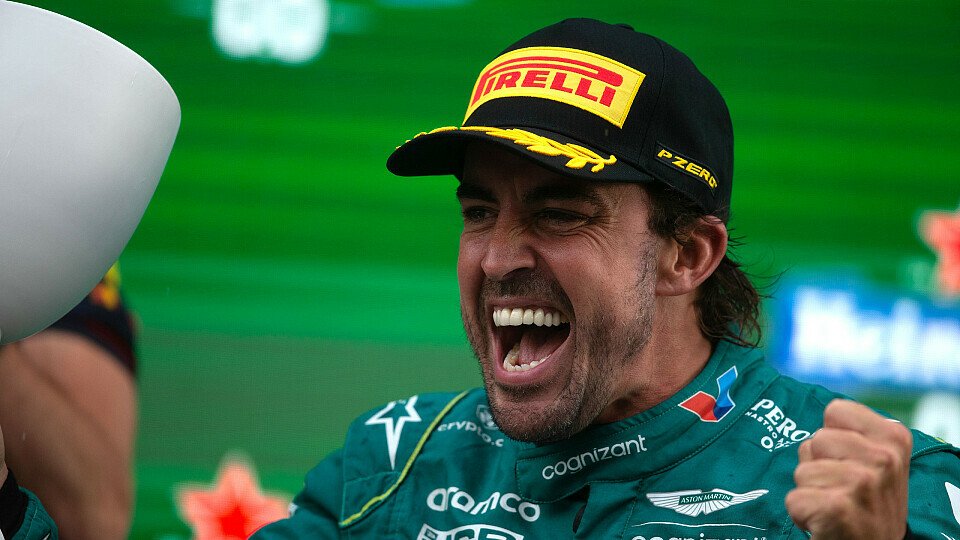 Platz 2: Aston Martin-Fahrer Fernando Alonso auf dem Podium