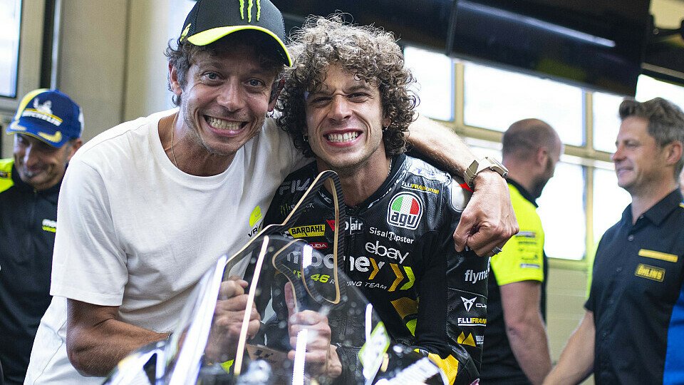 Marco Bezzecchi und Valentino Rossi feiern die Vertragsverlängerung