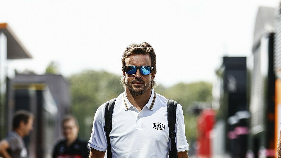 Aston Martin-Fahrer Fernando Alonso im Paddock