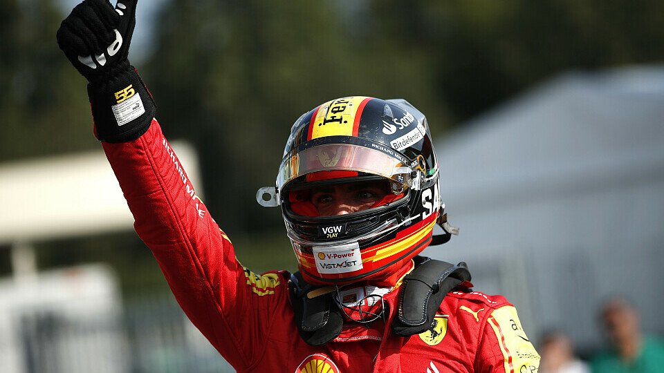 Polesetter Ferrari-Fahrer Carlos Sainz Jr. im Parc Ferme