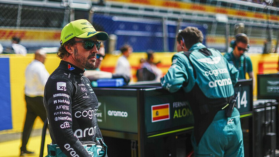 Aston Martin-Fahrer Fernando Alonso in der Startaufstellung