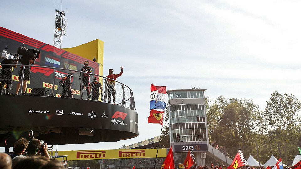 Podium mit dem Zweiten Sergio Perez, Sieger Max Verstappen und dem Dritten Carlos Sainz Jr.