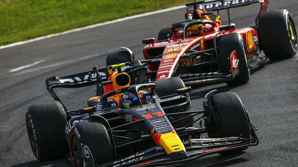 Sergio Perez (Red Bull) beim Formel-1-Rennen in Monza (Italien) im Zweikampf mit Charles Leclerc (Ferrari)