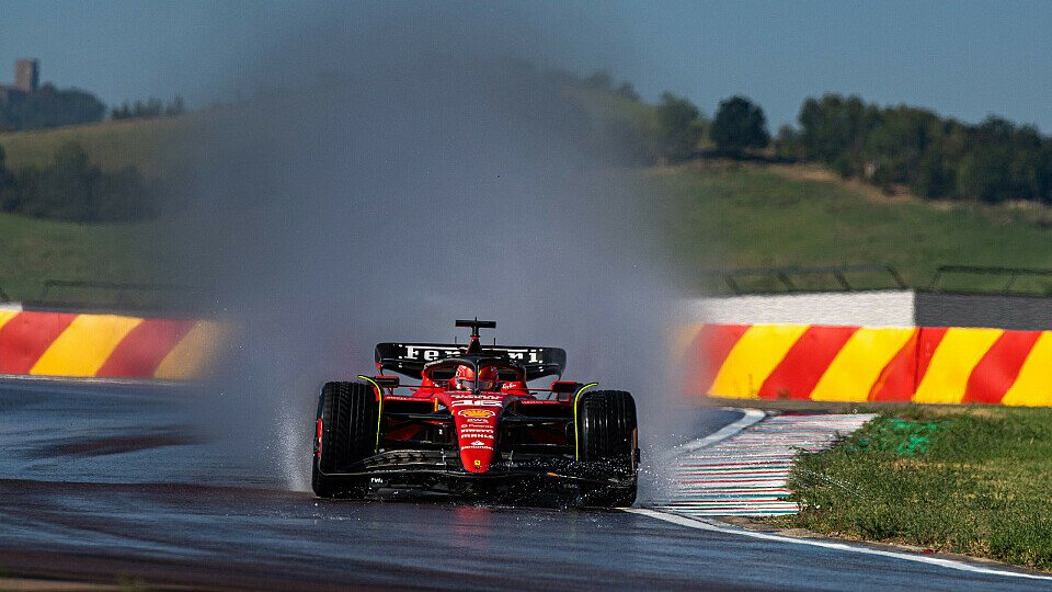 Charles Leclerc fährt seinen Ferrari SF-23 beim Pirelli-Reifentest in Fiorano auf feuchter Piste.