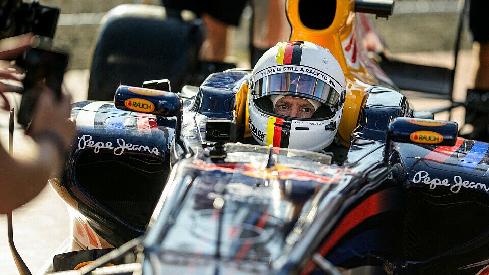 Sebastian Vettel im RB7 auf der Nürburgring Nordschleife. Sebastian Vettel im RB7 auf der Nürburgring Nordschleife.