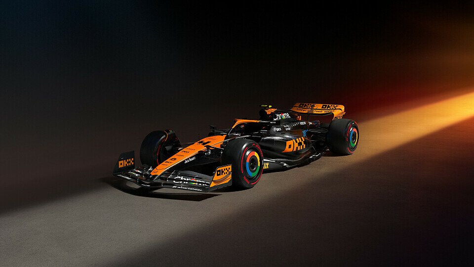 McLarens Singapur-Spezialdesign: Schwarze Seitenkästen, keine blauen Streifen, betitelt als Stealth Mode