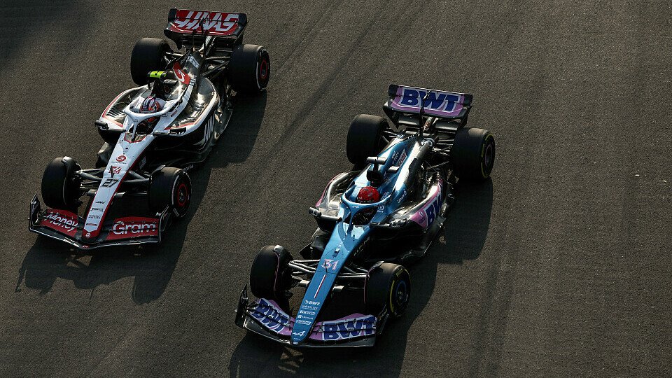Alpine-Fahrer Esteban Ocon (#31) vor Nico Hülkenberg im Haas (#27) Alpine-Fahrer Esteban Ocon (#31) vor Nico Hülkenberg im Haas (#27)
