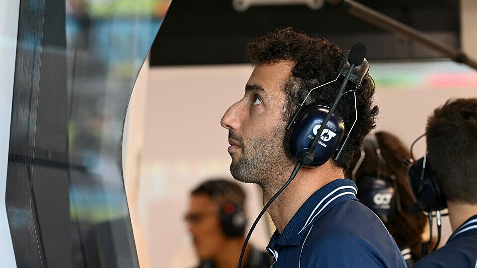 Der noch verletzte Daniel Ricciardo zu Besuch in der AlphaTauri-Box