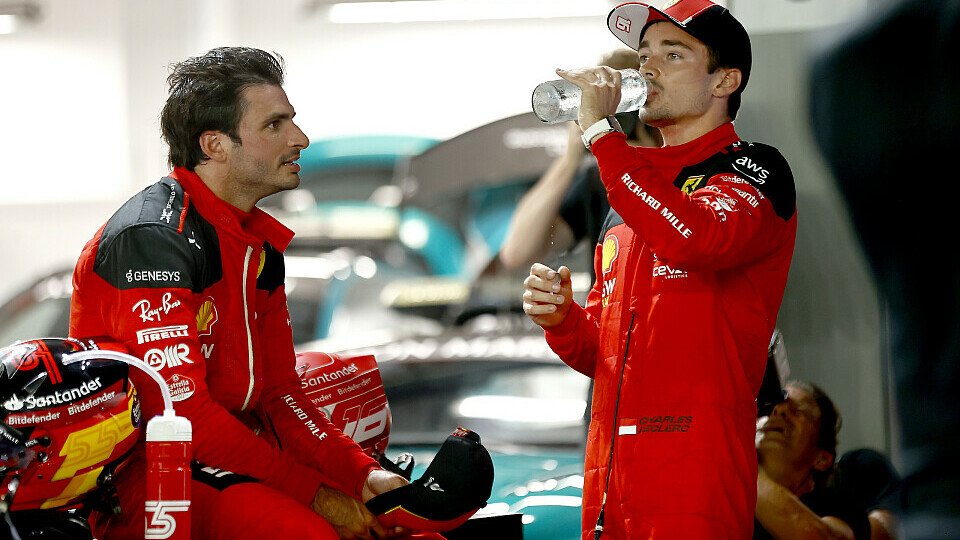 Qualifying: Polesetter Carlos Sainz Jr. und Ferrari-Teamkollege Charles Leclerc im Parc Ferme