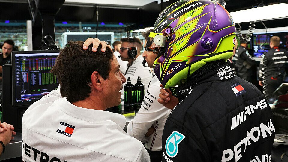 Toto Wolff und Lewis Hamilton nach dem Qualifying in der Mercedes-Box