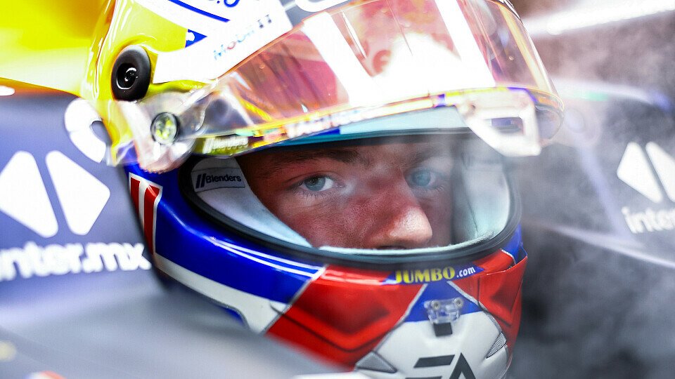 Max Verstappen sitzt mit geöffnetem Visier im Cockpit des Red Bull RB19. Kühle Luft strömt ihm ins Gesicht.