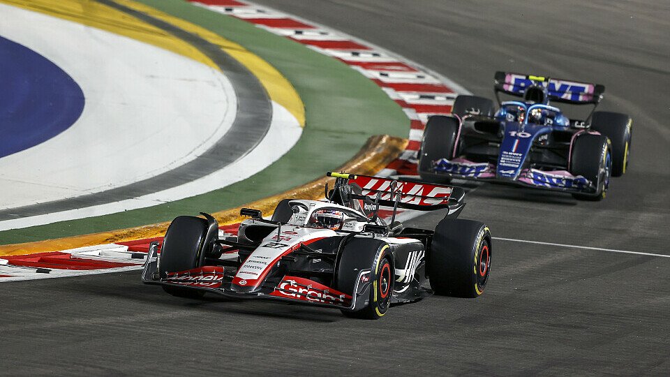 Nico Hülkenberg im Haas vor Alpine-Pilot Pierre Gasly, Nico Hülkenberg im Haas vor Alpine-Pilot Pierre Gasly,
