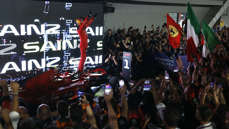 Ferrari-Fahrer Carlos Sainz Jr. feiert seinen Sieg im Parc Ferme