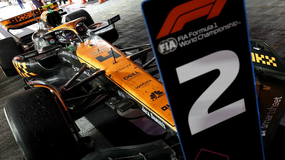 McLaren-Fahrer Lando Norris feiert Platz zwei im Parc Ferme McLaren-Fahrer Lando Norris feiert Platz zwei im Parc Ferme