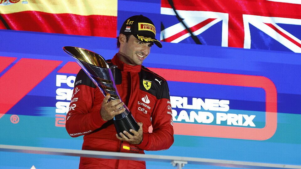 Sieger Ferrari-Fahrer Carlos Sainz Jr. auf dem Podium