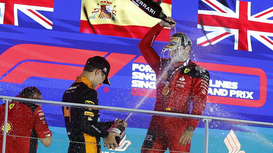 Der Zweite Lando Norris und Sieger Ferrari-Fahrer Carlos Sainz Jr. auf dem Podium Der Zweite Lando Norris und Sieger Ferrari-Fahrer Carlos Sainz Jr. auf dem Podium