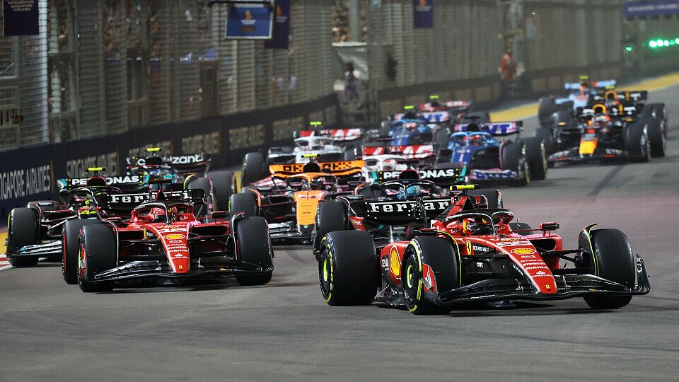 Pole setter Carlos Sainz Jr. führt voor Ferrari-Teamkollege Charles Leclerc after the Start