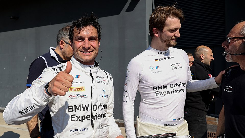 Bruno Spengler auf dem Podium in der Italian GT Series zusammen mit BMW-Teamkollege Jens Klingmann
