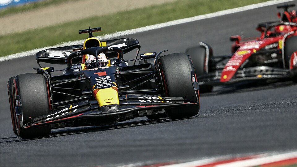 Red Bull-Pilot Max Verstappen vor Charles Leclerc im Ferrari