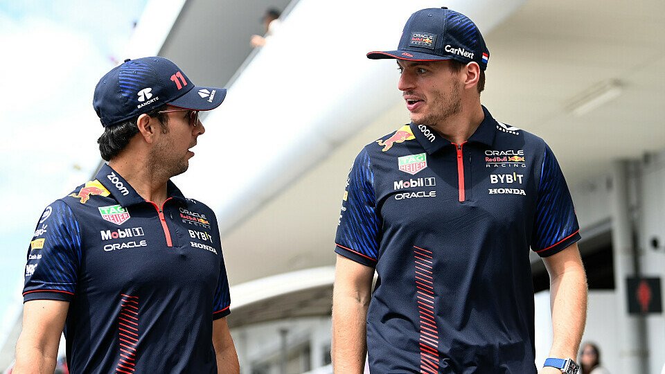 Red Bull-Teamkollegen Sergio Perez und Max Verstappen im Paddock