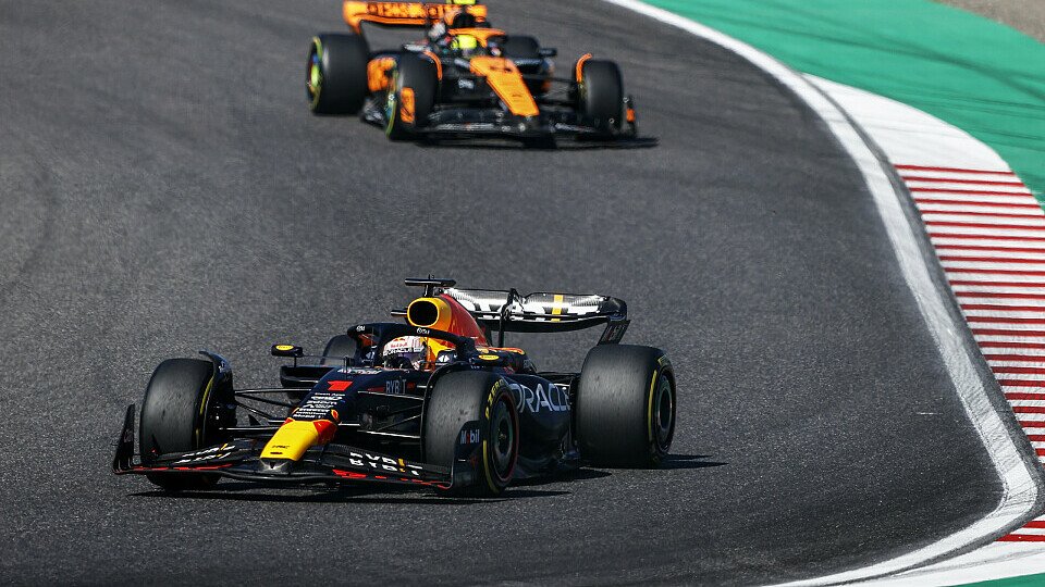 Red Bull-Fahrer Max Verstappen führt das Rennen vor Lando Norris im McLaren an