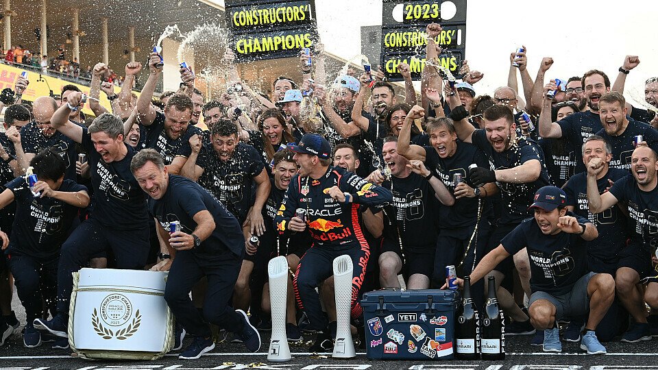 Christian Horner, Max Verstappen und Sergio Perez feiern den 13. Sieg von Verstappen und den Konstrukteurs-Titel für Red Bull