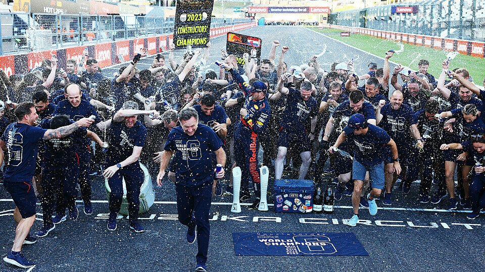 Das Red Bull Team feiert mit seinen Fahrern Max Verstappen und Sergio Perez den Gewinn der Formel-1-Weltmeisterschaft.