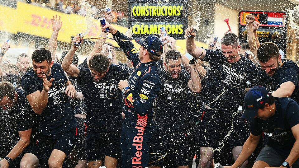 Das Red Bull Team feiert mit seinen Fahrern Max Verstappen und Sergio Perez den Gewinn der Formel-1-Weltmeisterschaft.