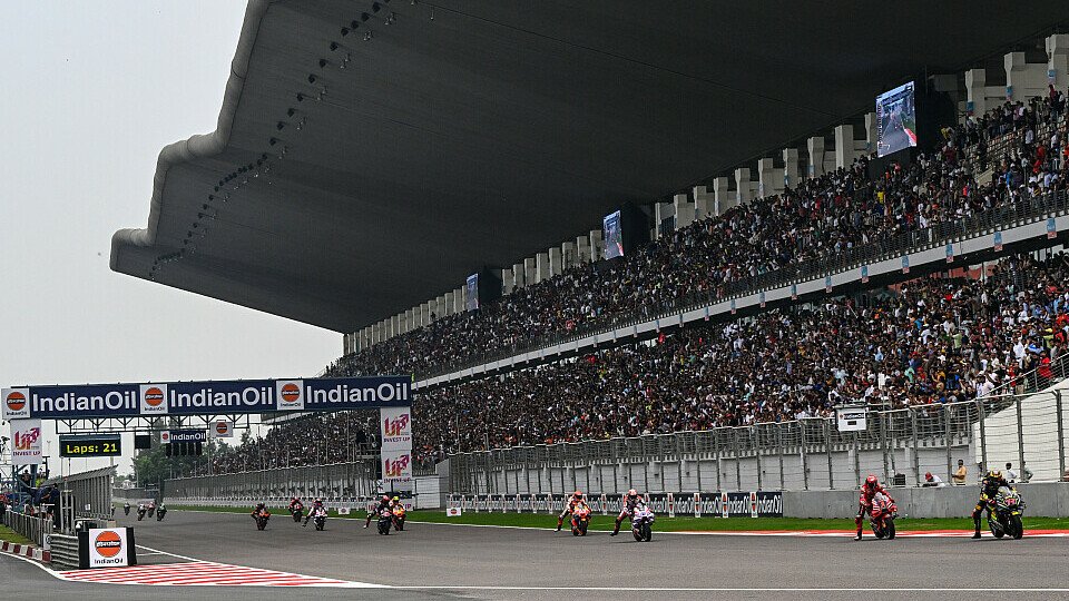 MotoGP-Fahrer vor der Haupttribüne am Buddh International Circuit